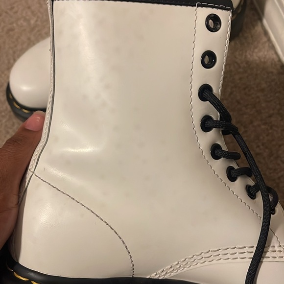 White leather Dr. Martens like new little wear. There are a few faint black dots - Picture 6 of 6